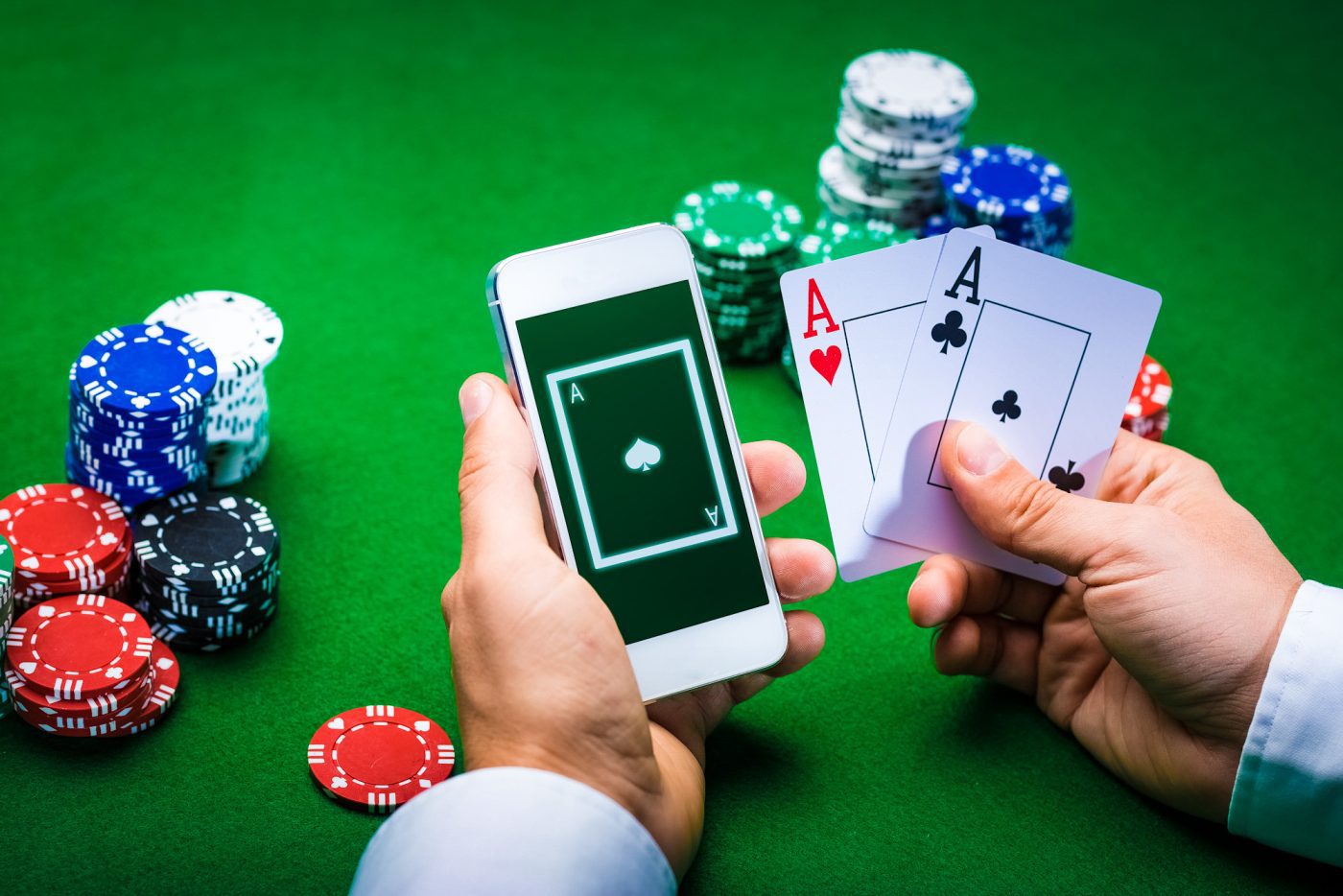 Onlayn Poker Strategiyaları və Taktikaları: Ağıllı Qazan